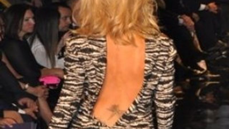 Çağla Şikel Hakan Akkaya defilesinde