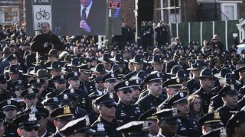 ABD'de öldürülen polisin cenazesine 20 bin kişi katıldı