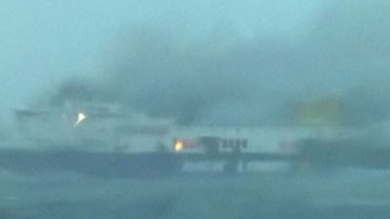 Seyir halindeki 478 yolculu İtalyan feribotu yanıyor İZLE