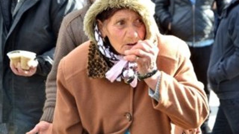 Zabıta kuş yemi satan ninenin paralarını havuza attı