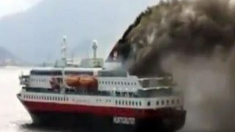 Seyir halindeyken yanan İtalyan feribotundan ilk görüntü
