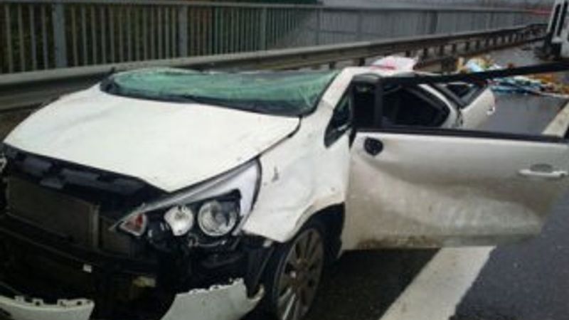 Sakarya TEM'de bir tır otomobilin üzerine devrildi