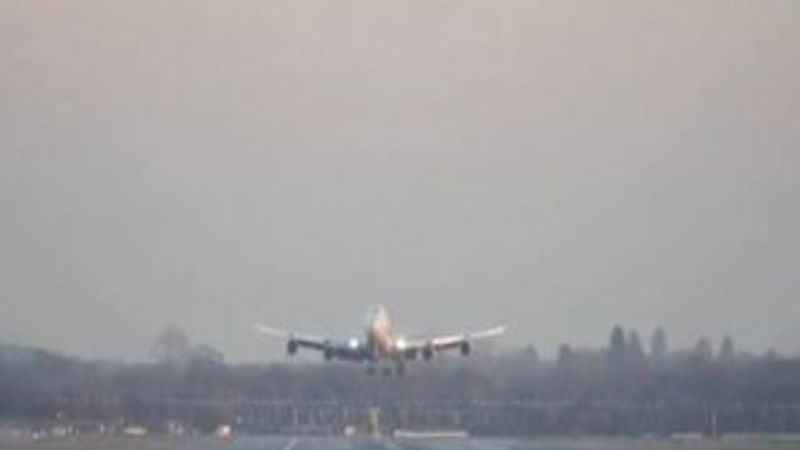 Londra'da bir yolcu uçağı 3 teker üstüne acil iniş yaptı