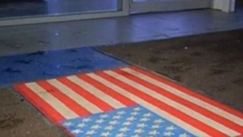 Ruslar ABD bayrağını paspas yaptılar