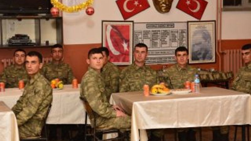 Mehmetçik Suriye sınırında yılbaşını kutladı