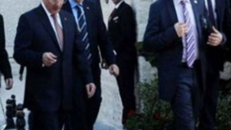 Başbakan Davutoğlu camiye yürüyerek gitti