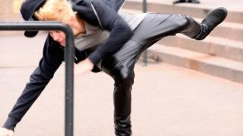 Justin Bieber kaykay yaparken düştü