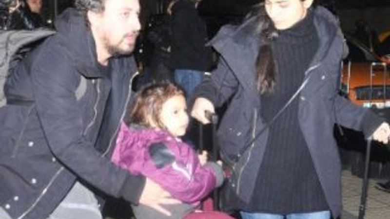 Tuba Büyüküstün ikizleri valiz üstünde taşıdı