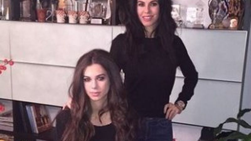 Deren Talu aynı annesi Defne Samyeli