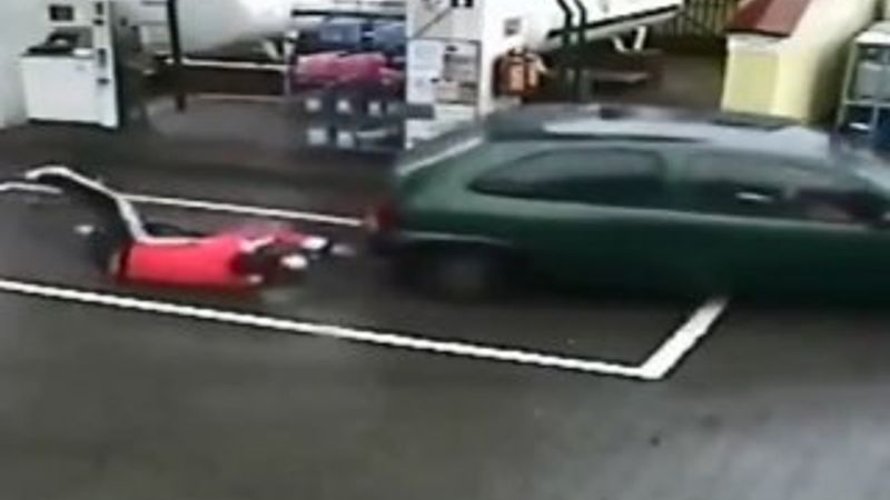 Polonyalı kadın sürücü pompacıyı yerde sürükledi