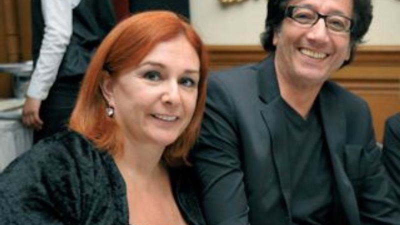 Burçin Orhon unutmamak için not tutuyor