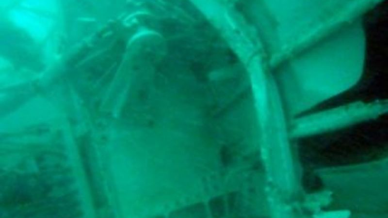 Endonezya'da düşen uçağın kuyruk kısmı bulundu