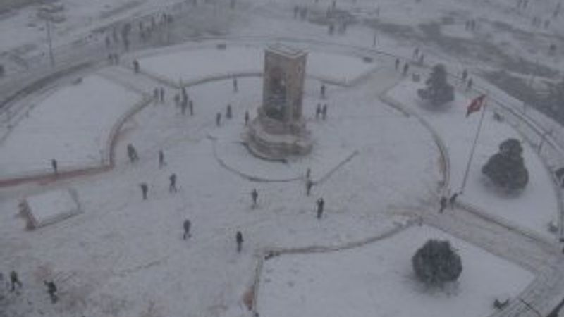 Taksim Meydanı karla kaplandı