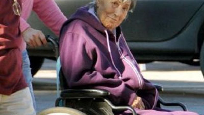 Müzeyyen Senar bakımevinde