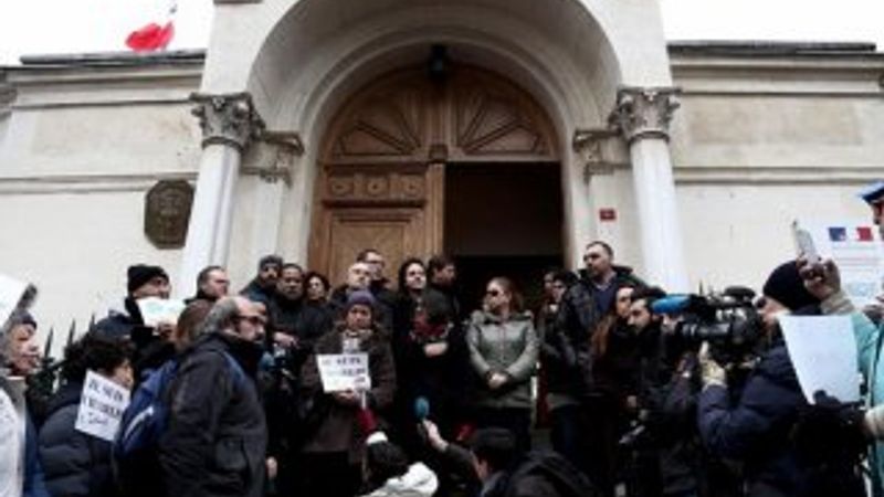 İstanbul'daki Fransa Konsolosluğu önünde saygı duruşu