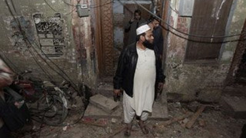 Pakistan'da camiye bombalı saldırı