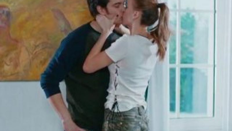 Mira Yaman'ı öperek sakinleştirdi