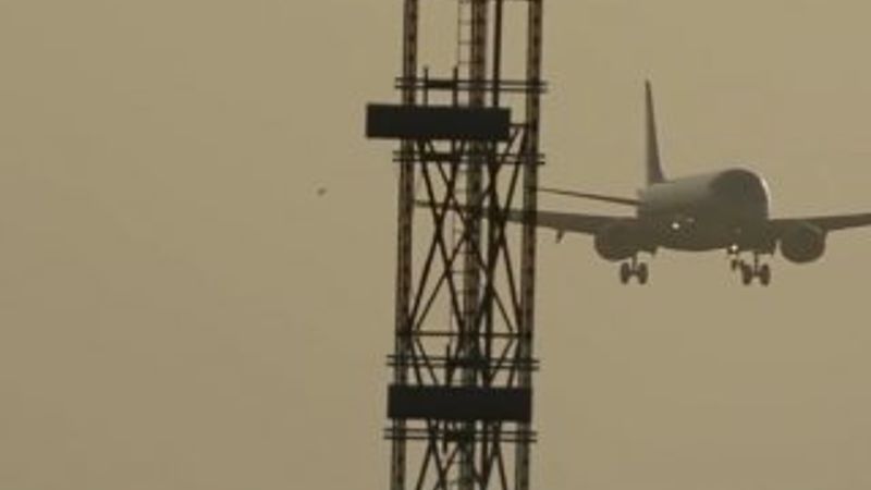 Piste inmeye çalışan uçağın fırtınayla mücadelesi