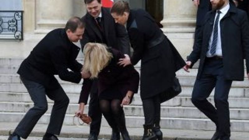 Danimarka Başbakanı Paris'te yere düştü