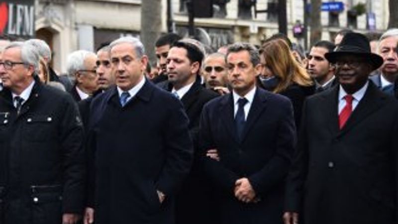 Netanyahu Paris'teki yürüyüşte en ön sırada yer aldı