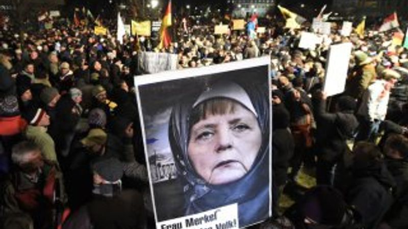 PEGİDA Angela Merkel'e başörtüsü taktı