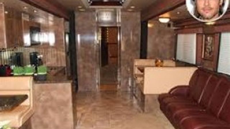 Brad Pitt'in lüks karavanı