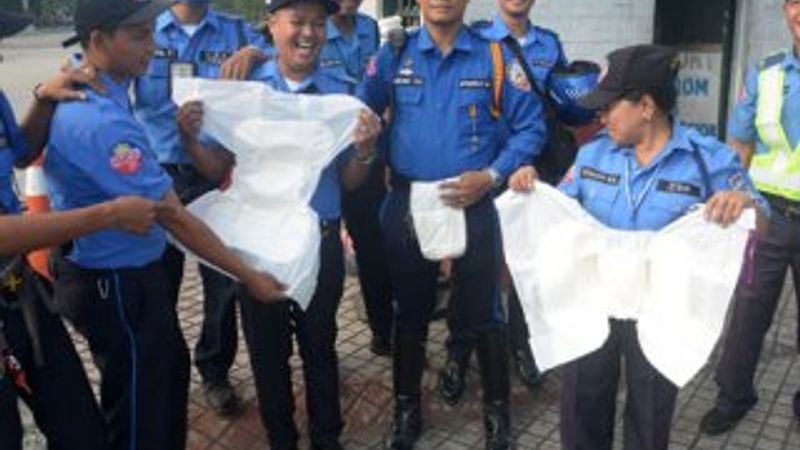 Filipinler polisi tuvalete gitmemek için bez bağlayacak