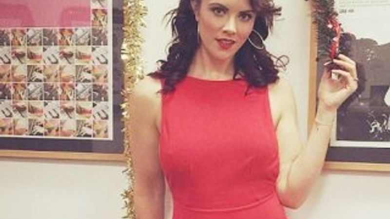 Ünlü sunucu göğüslerine partiyle veda etti