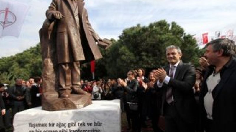 Karşıyaka'ya dev Nâzım Hikmet heykeli