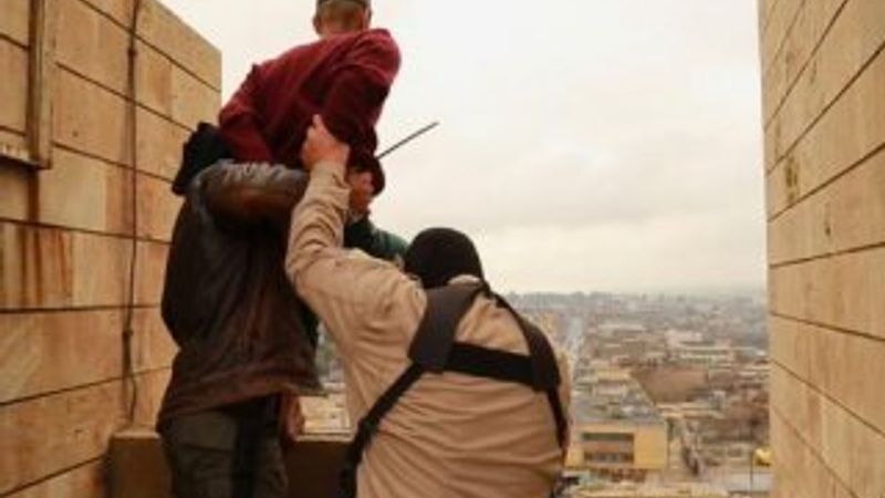 IŞİD iki eşcinseli binadan aşağı attı