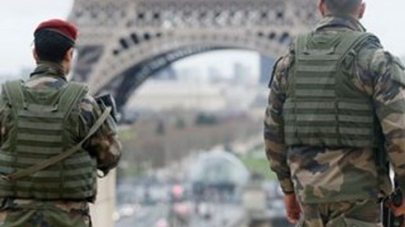 Paris tren istasyonunda bomba paniği