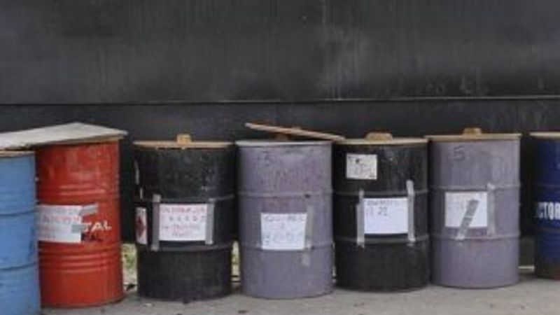 Liberya'da eboladan ölenler yakılarak varillere konuldu