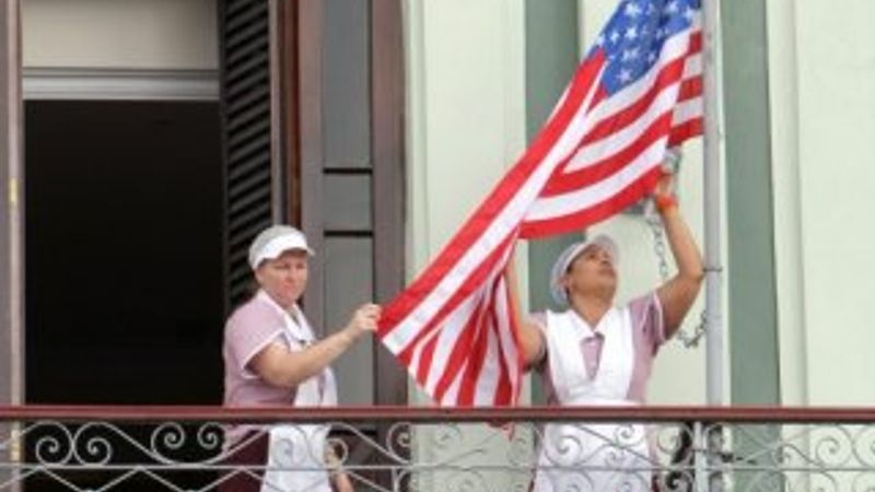 Küba'da Amerika heyeti için ABD bayrağı asıldı