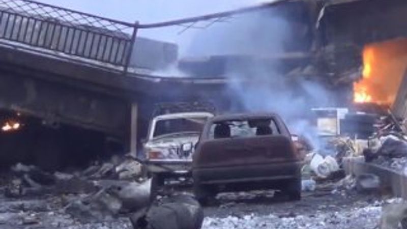 Donetsk'teki bombardımanda köprü yıkıldı