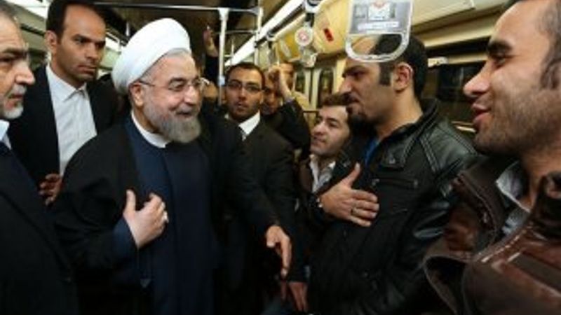 İran Cumhurbaşkanı Ruhani ofisine metroyla gitti