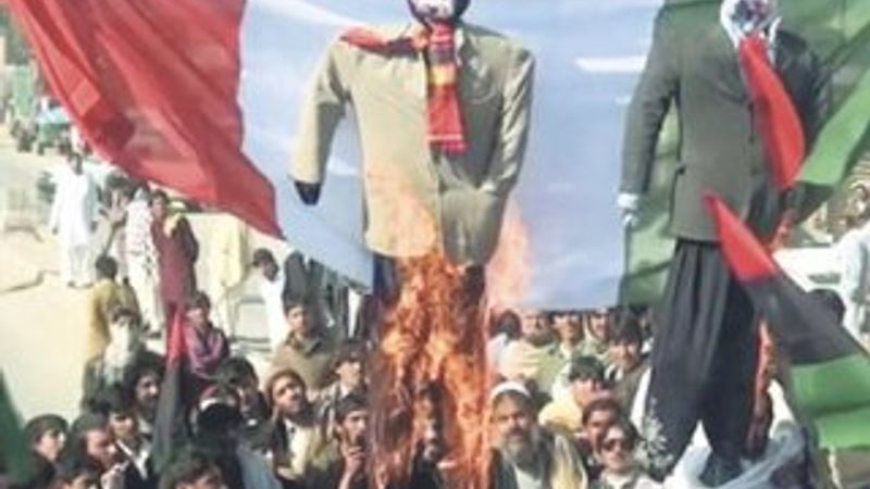 Pakistanlılardan bir garip Charlie Hebdo protestosu