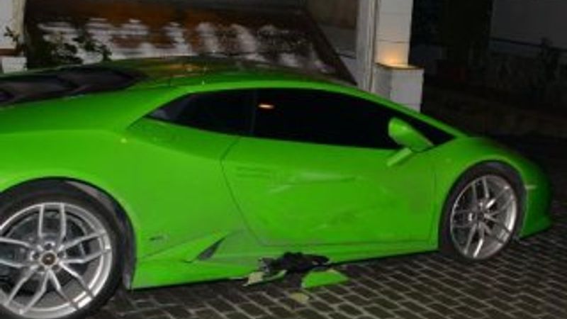 Asena Erkin'in arabasına nazar değdi