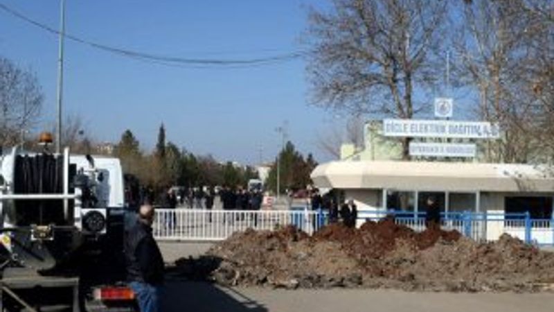 Diyarbakır'da DİSKİ DEDAŞ'ın önüne hendek kazdı