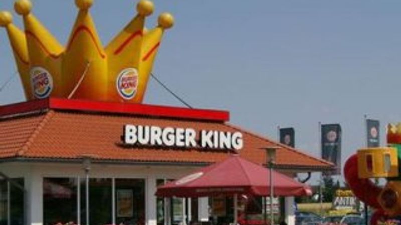 Burger King'de müşterilerin artıklarını yiyen Suriyeli çocuğa dayak