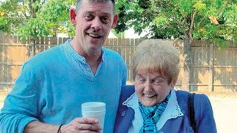 Nazi kurbanı kadın celladının torununu evlat edindi