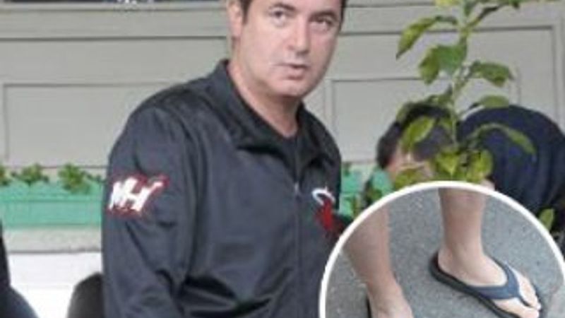 Acun Ilıcalı kışın bile terlik giydi