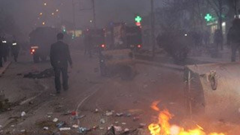 Kosova'da sokaklar savaş alanı