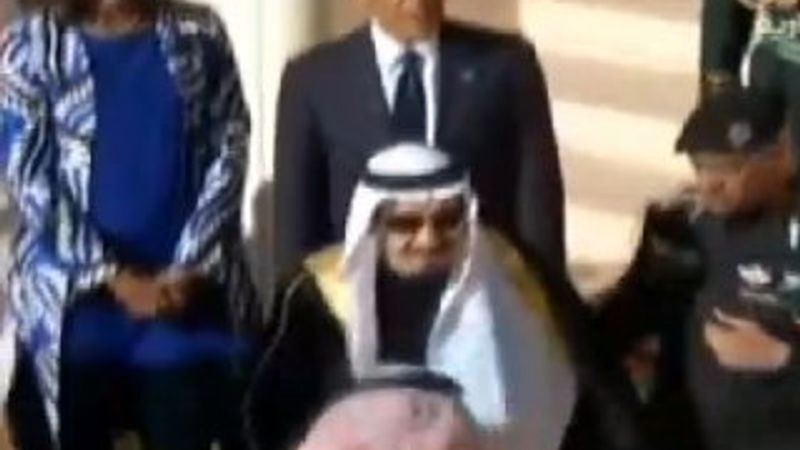 Yeni Kral Obama'yı bırakıp namaza gitti İZLE