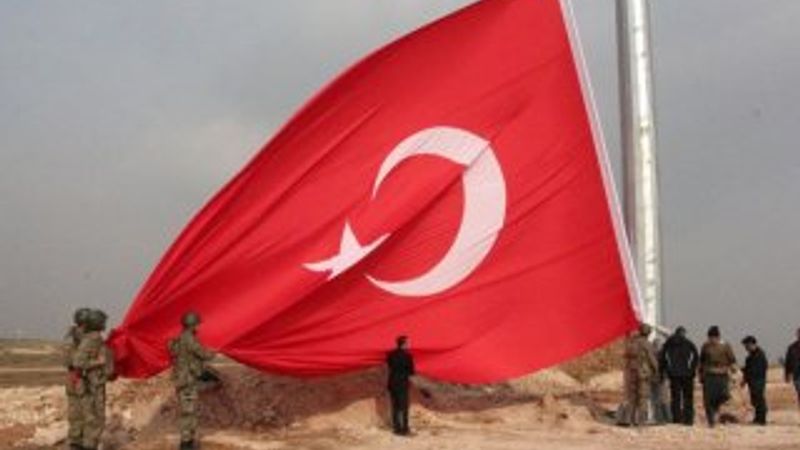 Dev Türk bayrağı Kobani sınırına asıldı