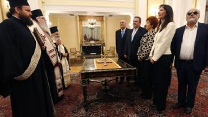 Yunanistan'da ilk kez görme engelli bakan görev yapacak