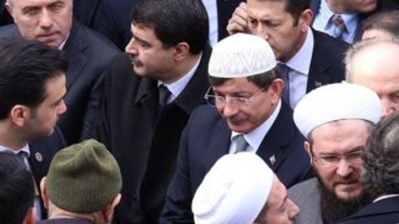Davutoğlu İsmail Ağa cemaatinin cenazesine katıldı