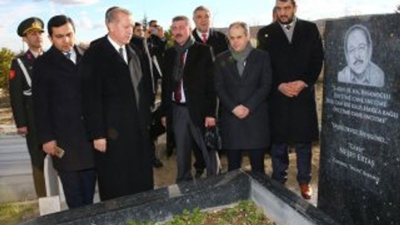 Erdoğan Neşet Ertaş'ın kabrinde dua etti