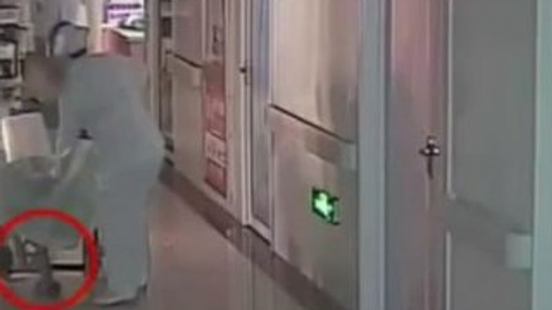 Doğuma götürülen kadın tekerlekli sandalyede doğurdu