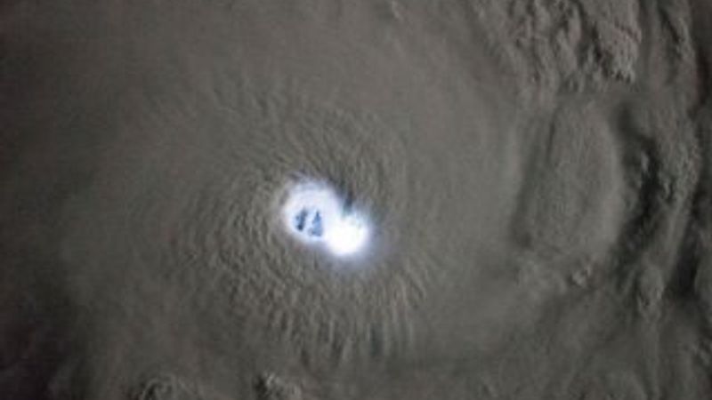 Kasırganın gözünü aydınlatan yıldırım görüntülendi