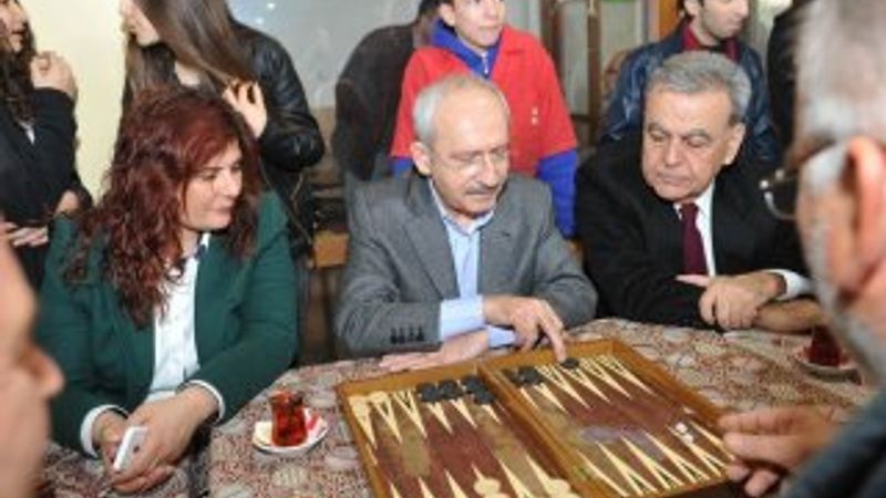 Kılıçdaroğlu İzmir yolunda tavla oynadı